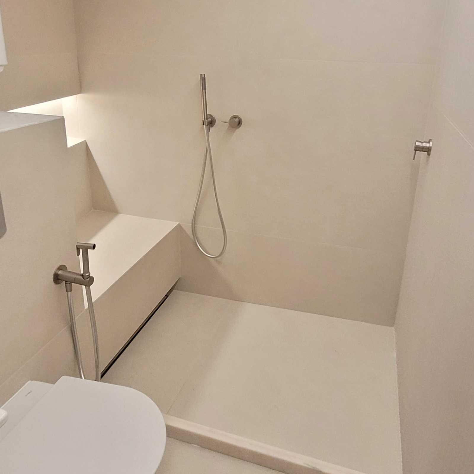 Modern Bathroom with indirect Lighting