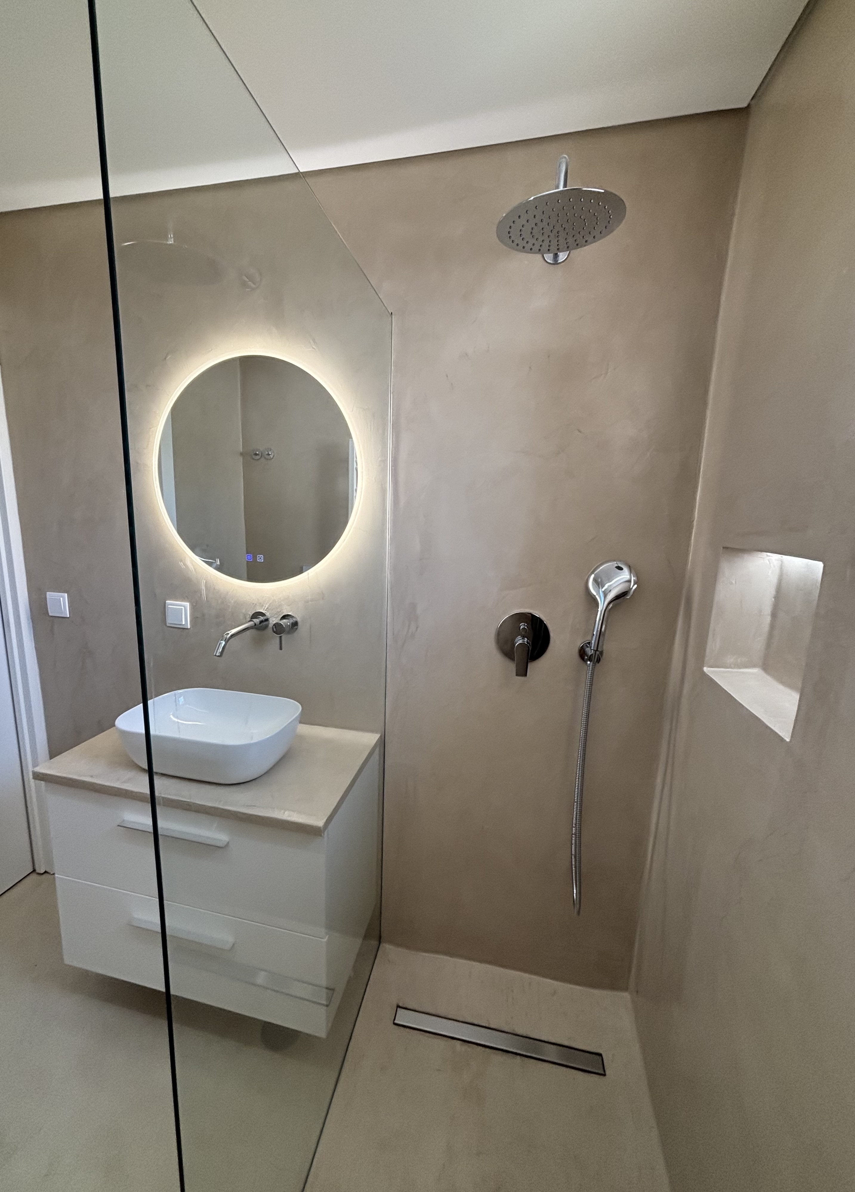 Bathroom & Kitchen